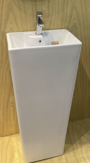 Lavabo Sứ Trụ Đứng Liền Khối  Vuông  Màu Trắng